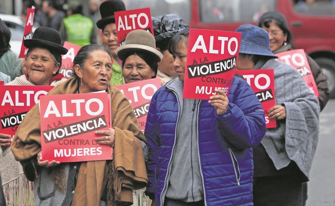 Una marcha de activistas contra la violencia a la mujer, en La Paz. Foto: Martin Alipaz. EFE