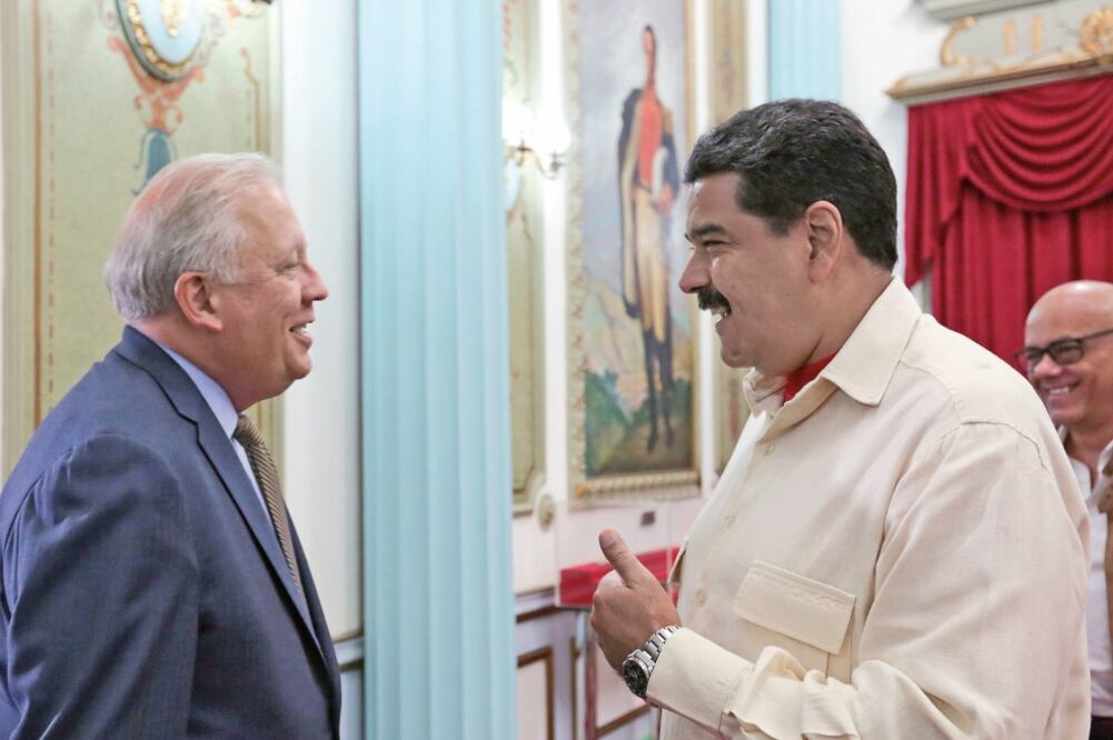 El subsecretario de Estado de EU, Thomas Shannon, se reunió ayer con el presidente Nicolás Maduro en el Palacio de Miraflores (EFE)