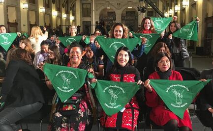 "¡Vivas nos queremos!", dicen feministas a AMLO 