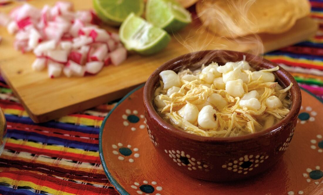 El pozole solo contiene 240 calorías, pero aumenta si le agregas chicharrón / Foto: Archivo El Universal