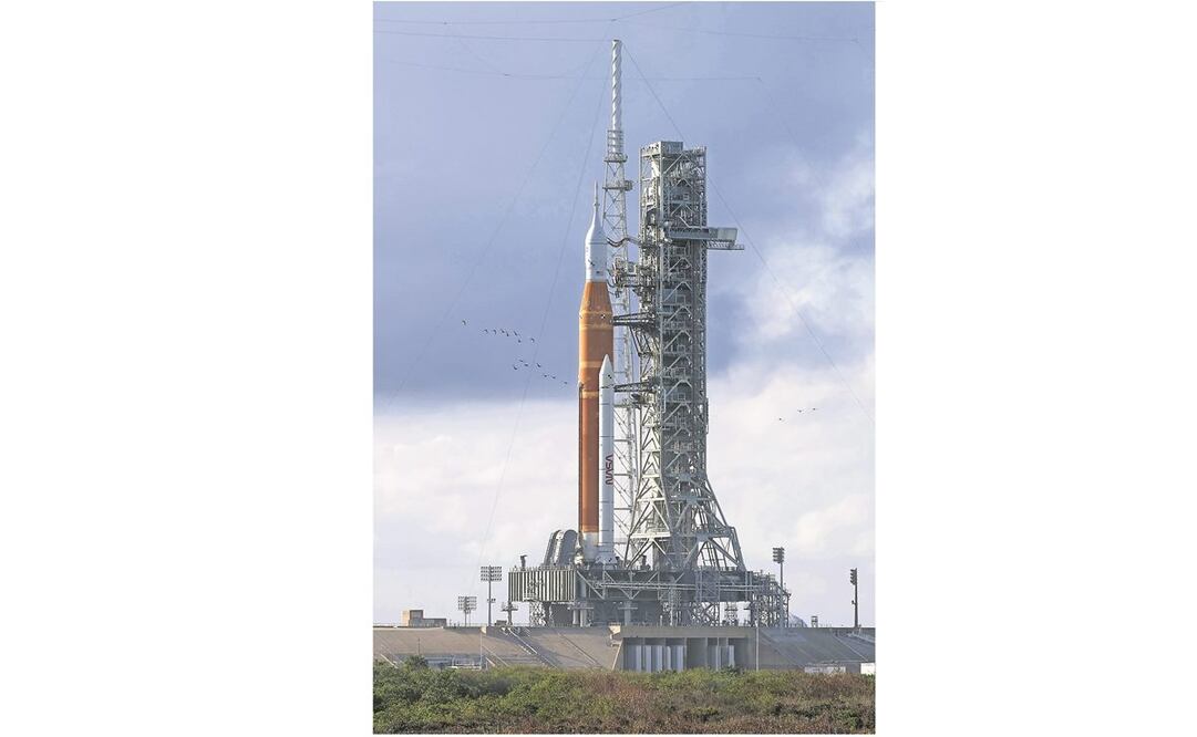  A la espera del despegue el enorme y costoso cohete SLS con la cápsula Orion en la punta.