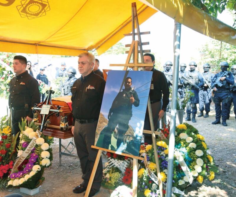 En Sinaloa el agente del grupo élite de la Policía Estatal Preventiva, Eduardo “N”, asesinado hace dos días, fue despedido con honores en su tierra natal, la sindicatura de Costa Rica. Foto: Archivo. EL UNIVERSAL