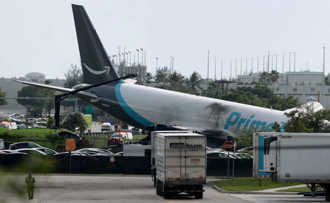 Se observa un avión de carga de Amazon tras estrellarse en el Aeropuerto Internacional de Miami el 6 de septiembre de 2026, en Miami, Florida. Foto: AFP