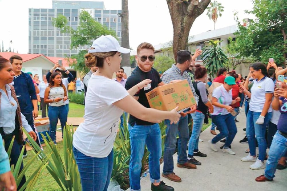 En el DIF de Jalisco acarreó cajas con víveres. (ARCHIVO. EL UNIVERSAL)