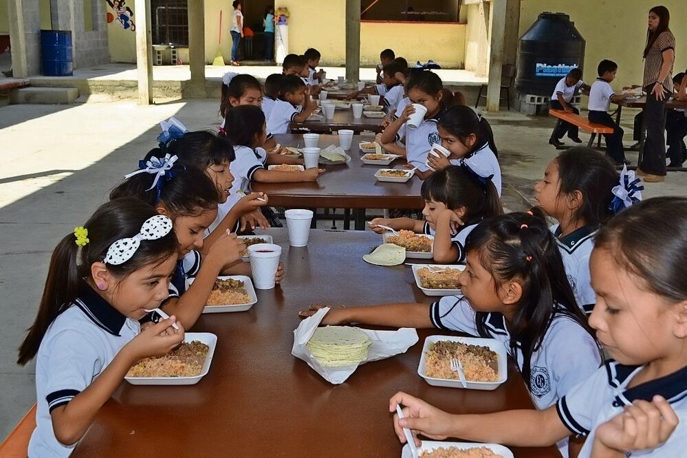 El Presidente se había comprometido, cuando aún era candidato, a ofrecer alimentos en escuelas de educación básica de las zonas más pobres y marginadas del país, aseguran especialistas. Foto: Archivo / EL UNIVERSAL