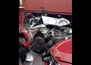 Tráiler embiste vehículos sobre la Autopista Siglo XXI; reportan 6 personas muertas y 10 heridas