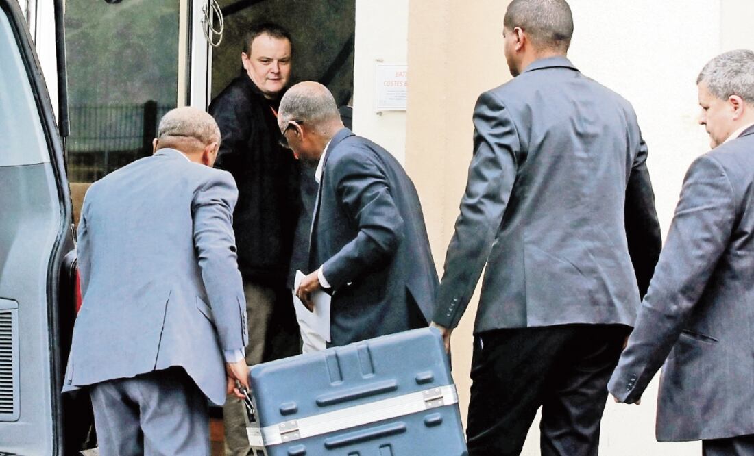 Franceses cargan un contenedor en el que están las cajas negras del Boeing 737 Max-8, de Ethiopian Airlines. (PHILIPPE WOJAZER. REUTERS)