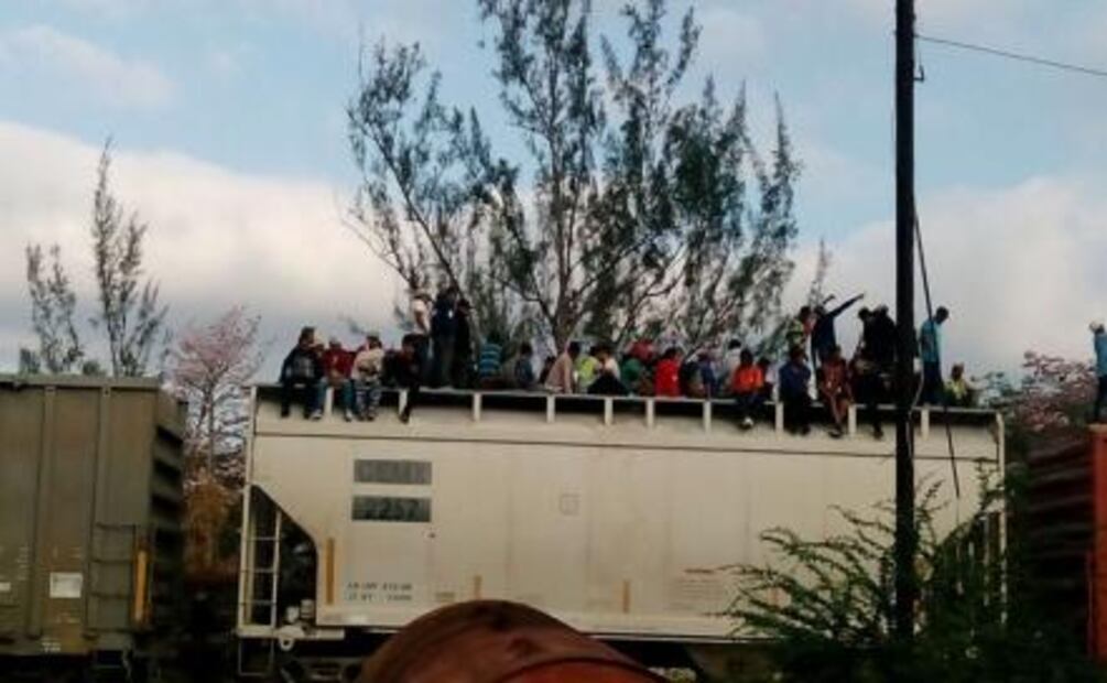 Parte caravana de migrantes del Istmo hacia Veracruz en “La Bestia”