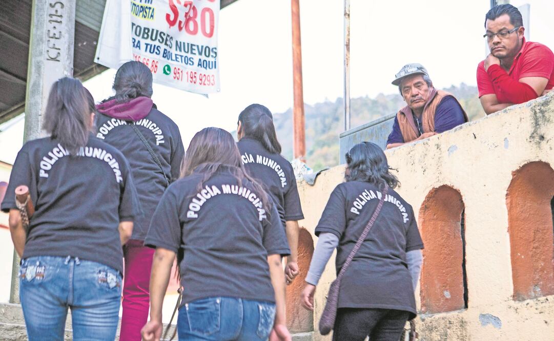Cuando Catalina, Viviana y Paulina recorren las calles, aún son observadas con sorpresa por los hombres, quienes apenas se acostumbran a verlas como parte de la Policía Municipal comunitaria (FOTO: MARIO ARTURO MARTÍNEZ)