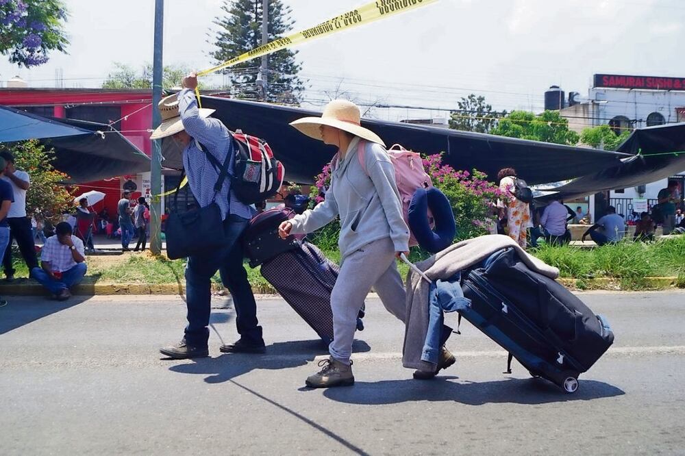 Bloqueos viales en Oaxaca impidieron la llegada y salida de pasajeros del aeropuerto de la ciudad. Foto Especial