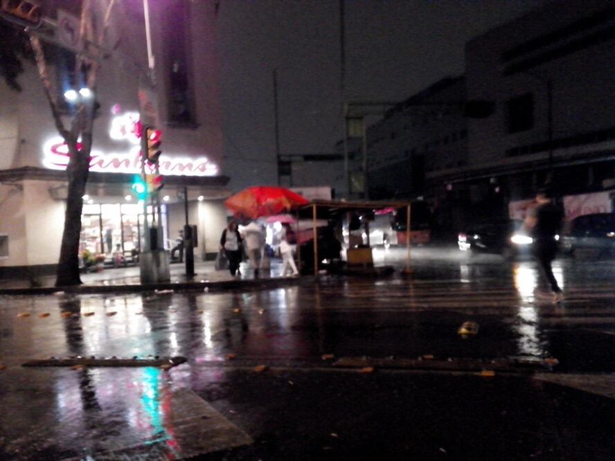 Lluvia ligera cerca de Centro México en la CDMX. Foto: Marco Olvera / EL UNIVERSAL