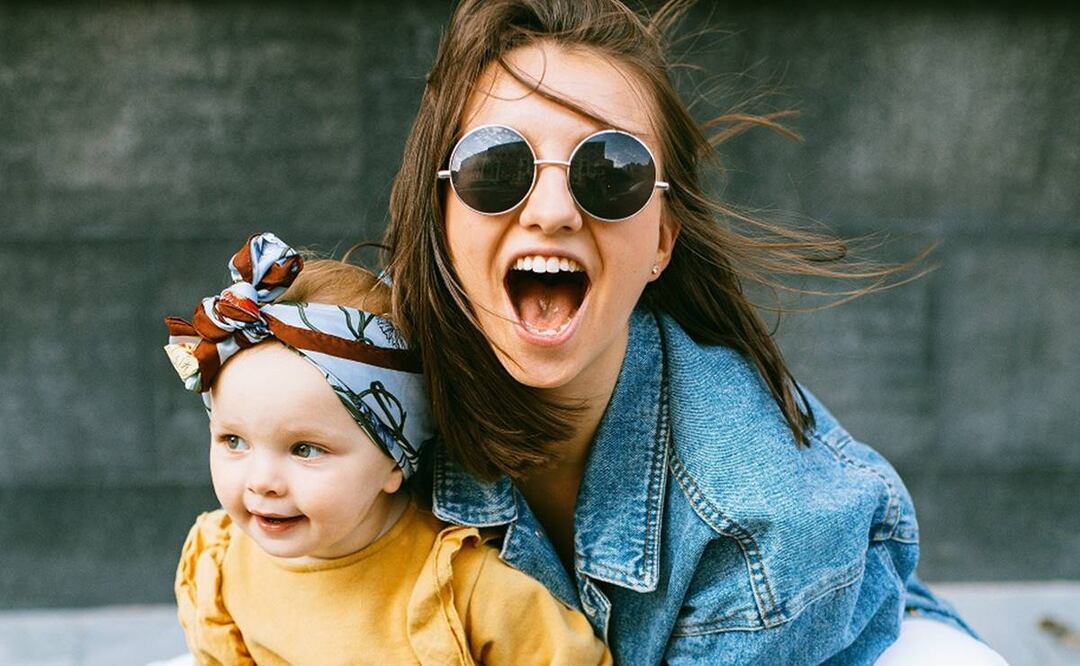 Algunos tips de estilo te pueden ayudar a vestir cómoda y linda cuando eres mamá de niños pequeños / Foto: Pexels