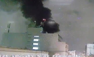 Columna de humo alerta a habitantes del Centro Histórico por incendio; bomberos atienden la emergencia