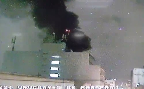 Columna de humo alerta a habitantes del Centro Histórico por incendio; bomberos atienden la emergencia