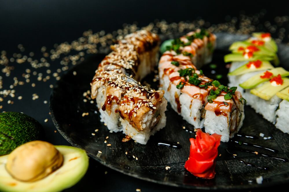 Sushi estilo culichi combina el sabor japonés con la esencia culinaria de Sinaloa. Foto: Freepik