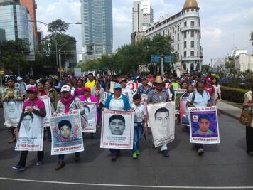 "Verdad histórica quedó hecha pedazos", dicen padres de los 43