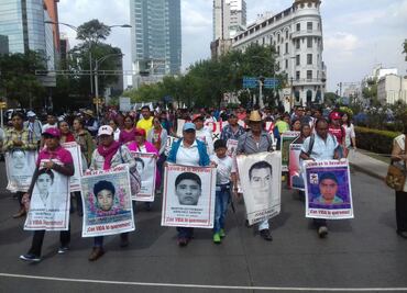 "Verdad histórica quedó hecha pedazos", dicen padres de los 43