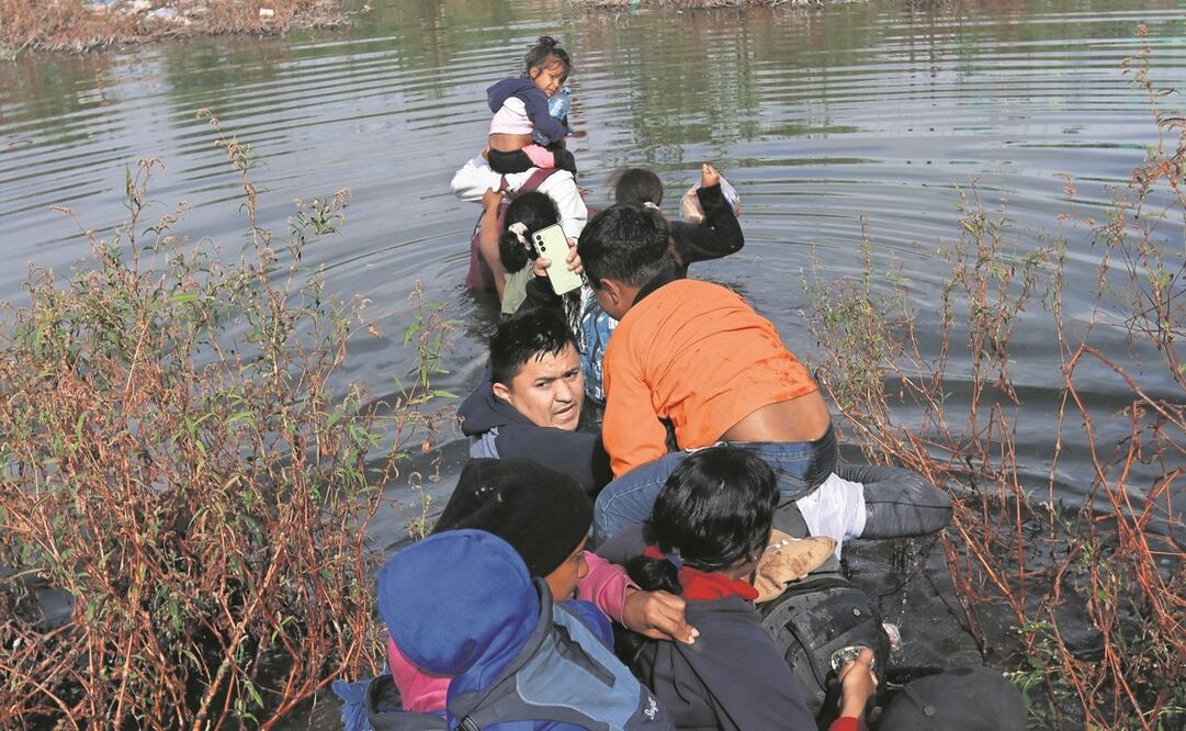 Migrantes se unen para tratar de cruzar el río Bravo. Foto: Christian Torres / EL UNIVERSAL