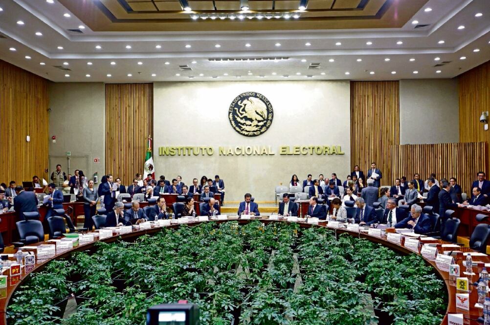 El consejero Marco Baños informó que el borrador de lineamientos sobre apariciones de presidentes de partido en tiempos oficiales será presentado a los partidos la próxima semana; a fin de mes se enviará al Consejo General del organismo. (ARCHIVO EL UNIV)