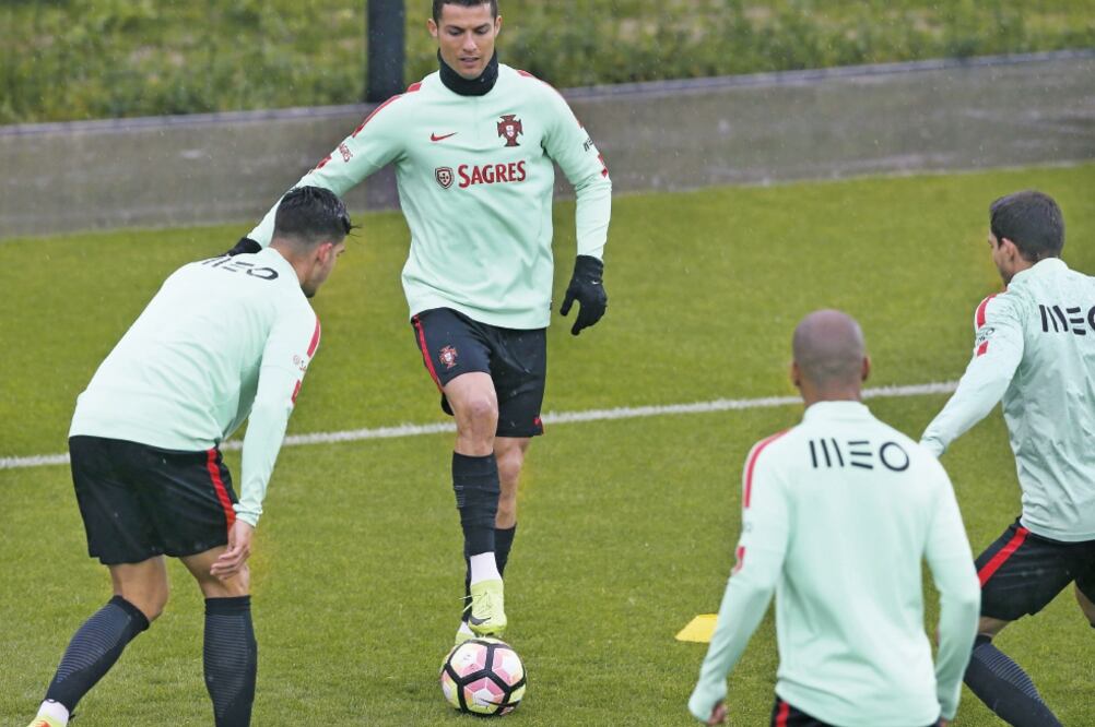 “CR7 ” y sus compañeros practicaron pases en el Estadio da Luz (INACIO ROSA. EFE)
