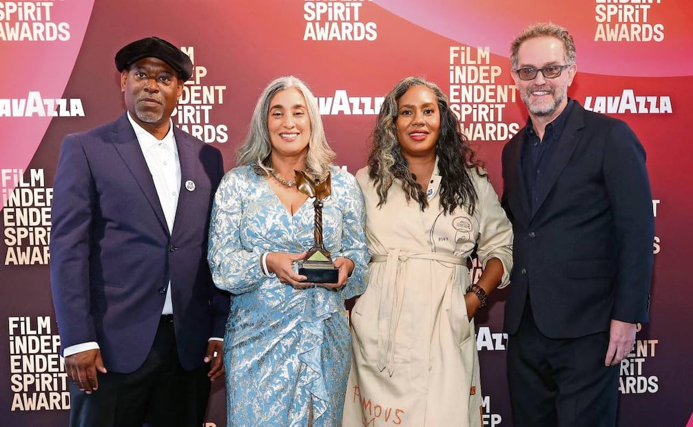 Nikon Kwantu, Geeta Gandbhir, Alisa Payne y Sam Bisbee, equipo de
producción de El vecino perfecto, ganadora como Mejor Documental. Foto: AP y AFP