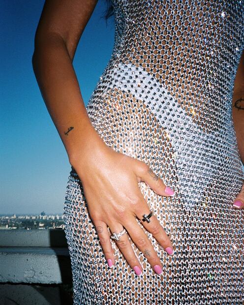 Dua Lipa posando. Fuente: Instagram @dualipa