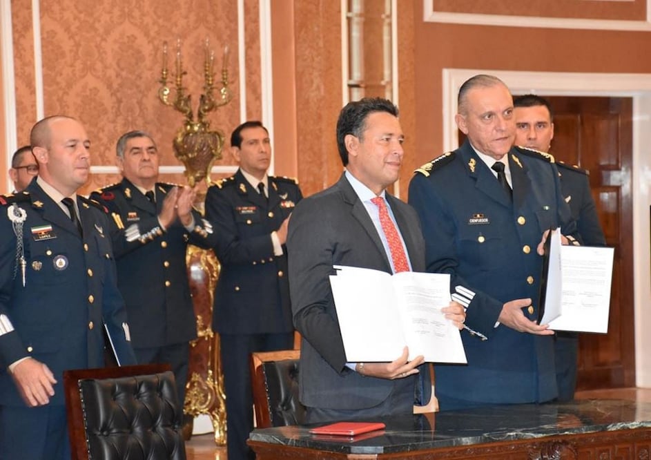 El titular de la Sedena, Salvador Cienfuegos (der.), firmó un convenio con el Instituto Interamericano de Derechos Humanos para evitar más abusos (SEDENA)