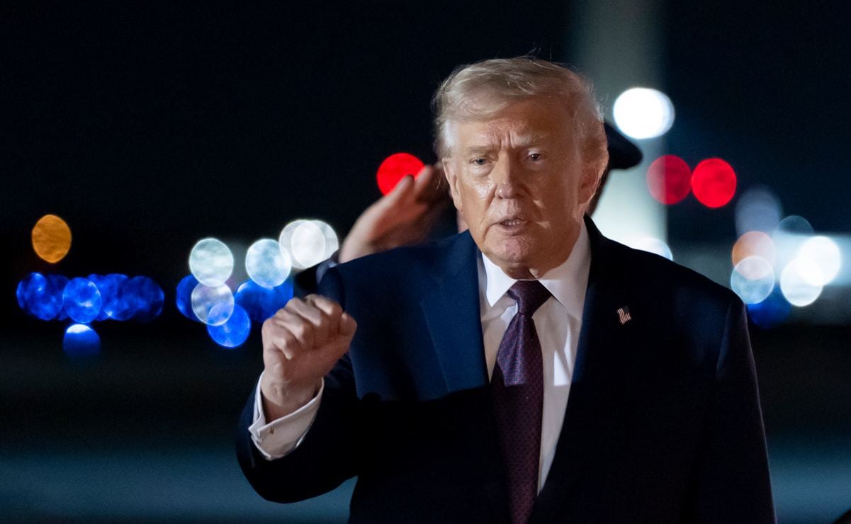 El presidente Donald Trump hace un gesto al llegar en el Air Force One al Aeropuerto Internacional de Palm Beach, el sábado 20 de diciembre de 2025, en West Palm Beach, Florida. Foto: AP