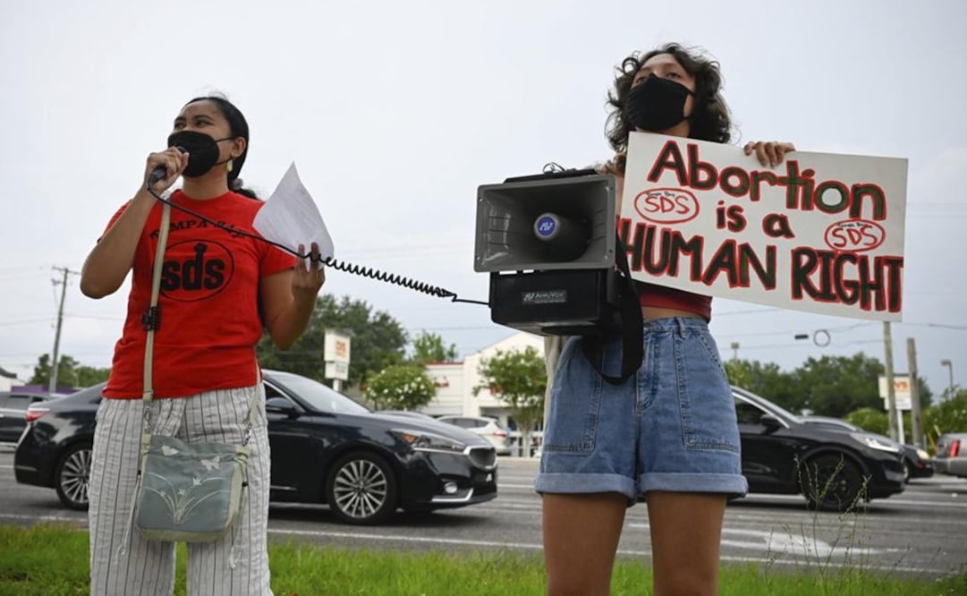Chrisley Carpio y Victoria Hinckley, de 20 años, hablan con los manifestantes durante una manifestación por el derecho al aborto. Foto: AP