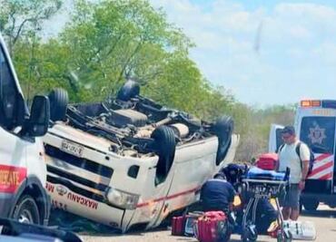 Transporte colectivo vuelca en carretera Mérida-Campeche; reportan al menos 10 lesionados