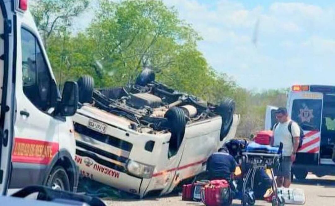 Un taxi colectivo vuelca en la carretera Mérida-Campeche dejando al menos 10 personas lesionadas  (18/04/2025). Foto: Especial