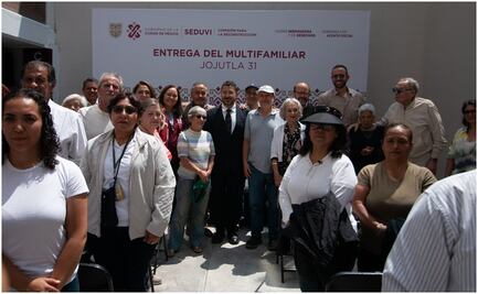 Martí Batres entrega llaves de su hogar a 17 familias afectadas por el sismo de 2017