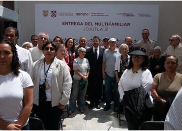 Martí Batres entrega llaves de su hogar a 17 familias afectadas por el sismo de 2017
