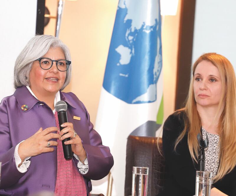 Graciela Márquez, secretaria de Economía, acompañada de Claudia Jañez, presidenta del Consejo Ejecutivo de Empresas Globales, en la presentación de las Perspectivas Económicas de la OCDE. BERENICE FREGOSO. EL UNIVERSAL