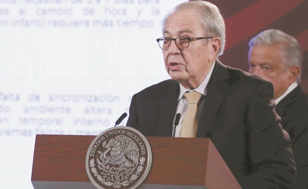 Jorge Alcocer aseguró que estudios muestran que las diferencias de tiempo entre el reloj social y el reloj biológico desafían a la salud, por lo que no debemos luchar contra nuestro reloj biológico.