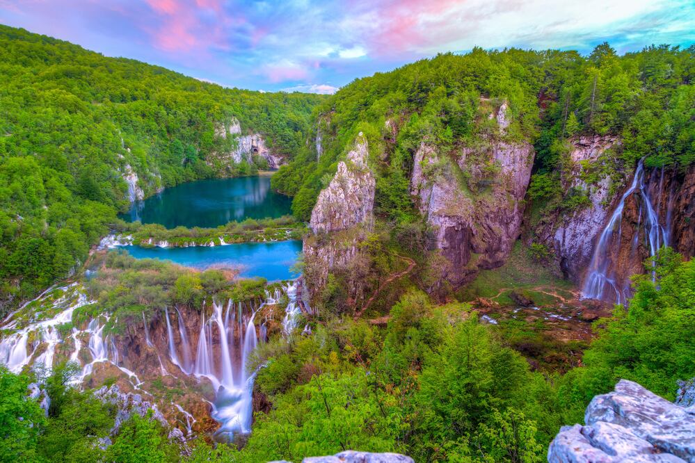 Parque Nacional de los Lagos de Plitvice. Muestra aguas cristalinas y sus tonalidades van del turquesa al esmeralda. (Foto: iStock)