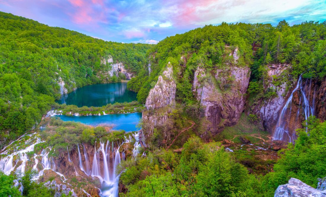 Parque Nacional de los Lagos de Plitvice. Muestra aguas cristalinas y sus tonalidades van del turquesa al esmeralda. (Foto: iStock)