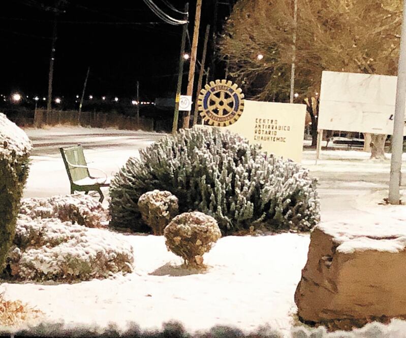 El frente frío 27 provocó la caída de nieve durante la noche y madrugada del viernes en 14 municipios de Chihuahua, entre ellos Tomochi, Uruachi, Cuauhtémoc y la capital del estado. Foto/ESPECIAL