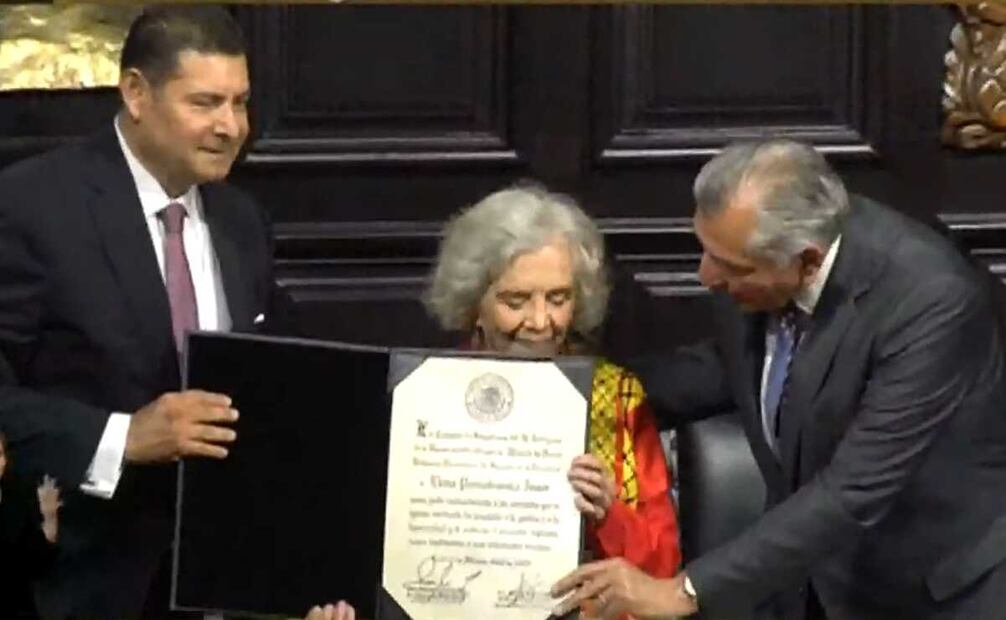 La escritora, periodista y activista Elena Poniatowska recibe la medalla Belisario Domínguez en el Senado de la República. Foto: captura de pantalla