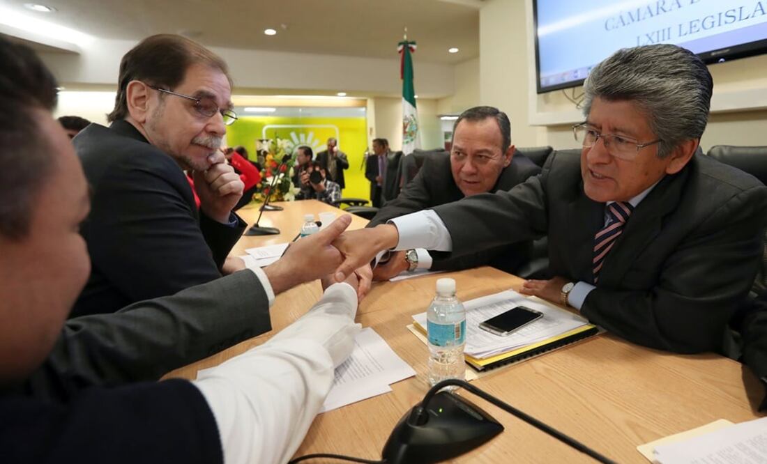 Los diputados Agustín Basave, Jesús Zambrano, y Francisco Martínez Neri, durante la plenaria del PRD. /Ariel Ojeda - EL UNIVERSAL