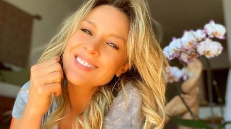 El look playero de Fey con blusa dorada y short que tienes que copiar