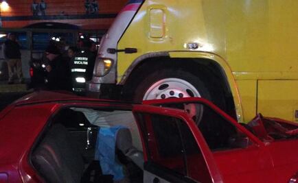 Autobús aplasta a dos vehículos en Naucalpan; hay un muerto 