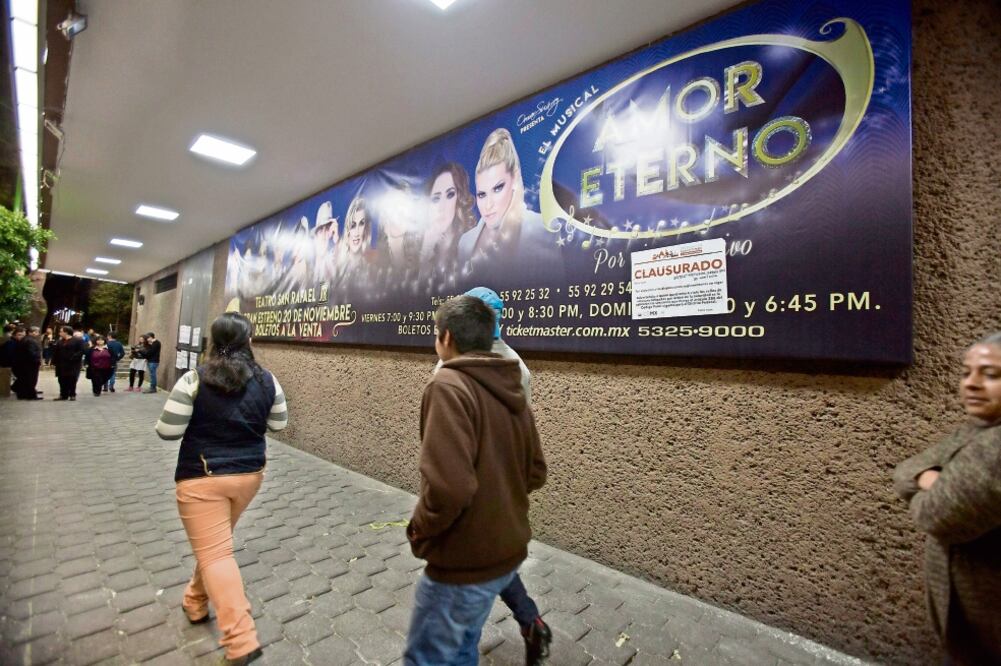 El Instituto de Verificación Administrativa del DF dio por clausurado el Teatro San Rafael el domingo (CRISTOPHER ROGEL BLANQUET. EL UNIVERSAL)