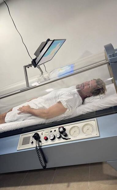 Gabriel Soto dentro de la cámara hiperbárica.