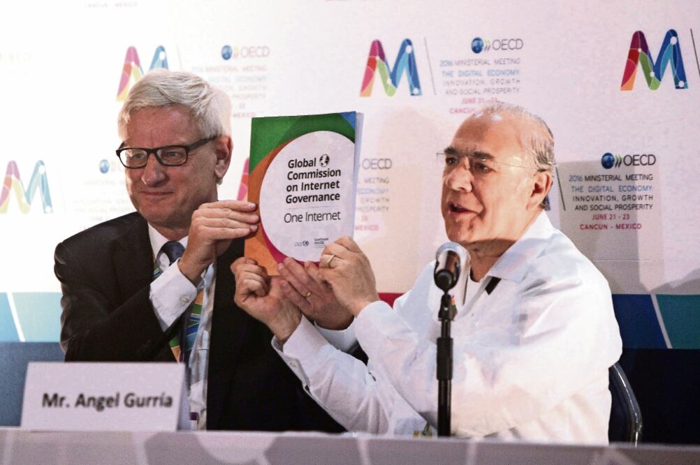 El presidente de la Comisión Mundial sobre Gobernanza de Internet, Carl Bildt (i), y el secretario general de la OCDE, José Ángel Gurría (d), indicaron que una crisis de confianza en la red puede dañar el desarrollo económico (ALONSO CUPUL. EFE)