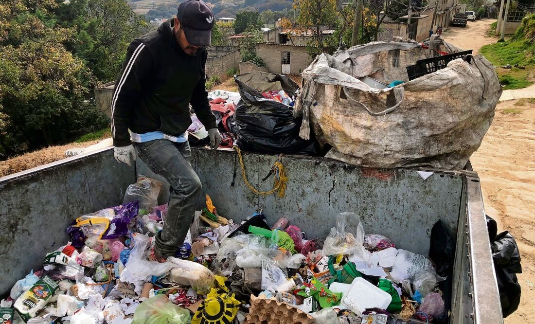 Armando, hermano de la señora González, separa la basura: cartón, vidrio, plástico, aluminio y otras cosas que pueden servirles para vender. Foto: Jorge Serratos / EL UNIVERSAL