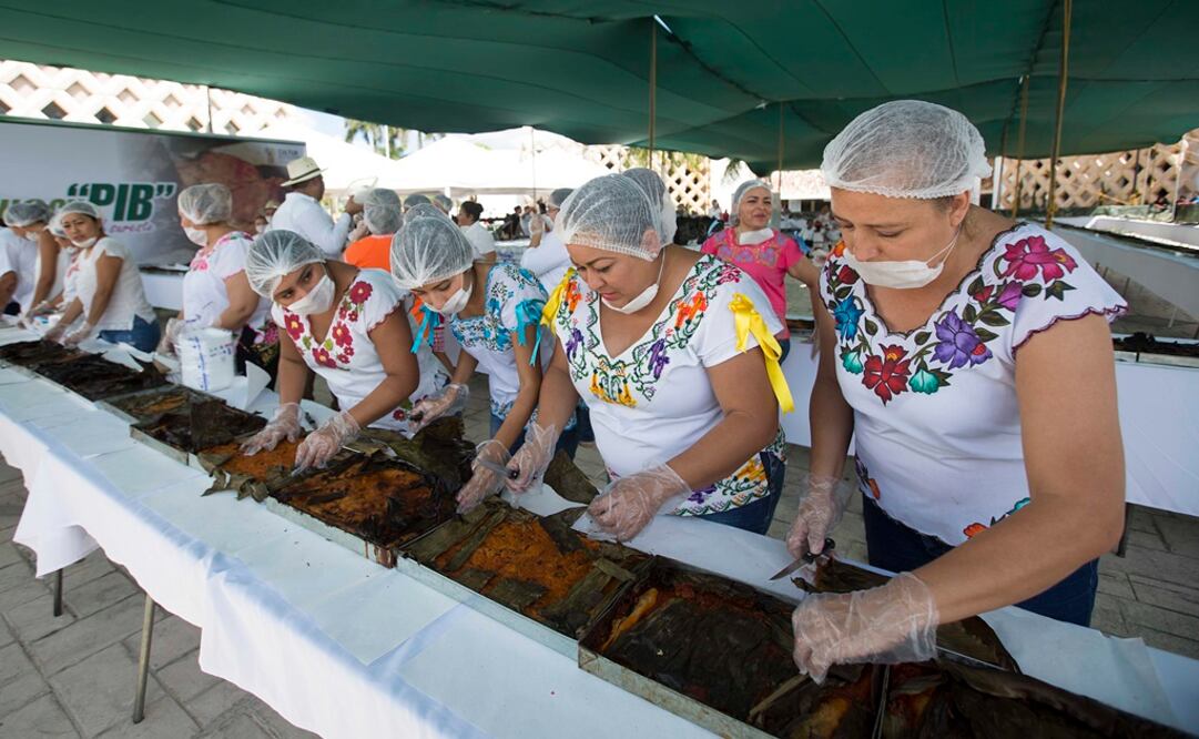 En el marco de la feria Redescubre Yucatán, cocineras del municipio de Kanasín, Yucatán, prepararon el mucbipollo (guiso yucateco dedicado a los difuntos) más grande que midió cerca de 150 metros. (FOTO: Cuauhtémoc Moreno Cabrera)