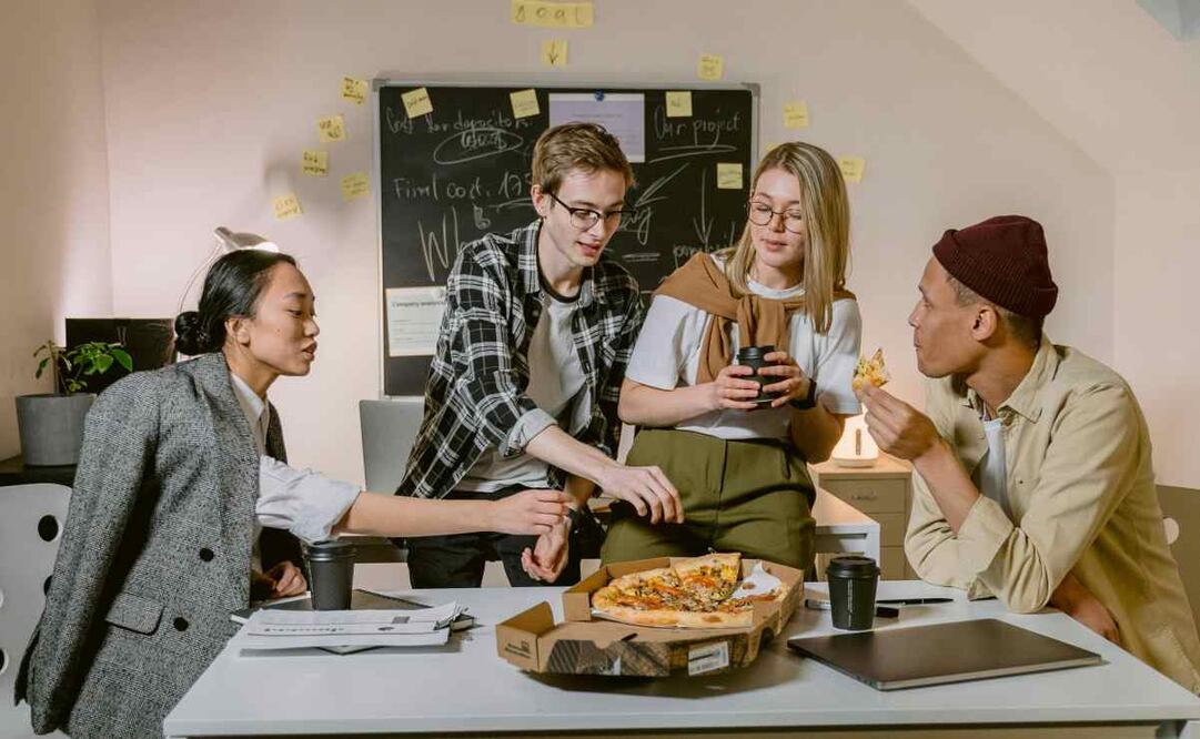 Con la nueva función de Uber Eats puedes compartir la hora de la comida con tu equipo de trabajo o grupo de amigos / Foto: Pexels