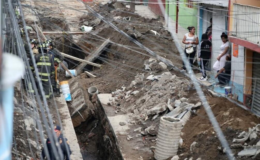 El trabajador lesionado fue auxiliado por los paramédicos de una ambulancia y llevado al hospital de Xoco. Foto: Valente Rosas. EL UNIVERSAL