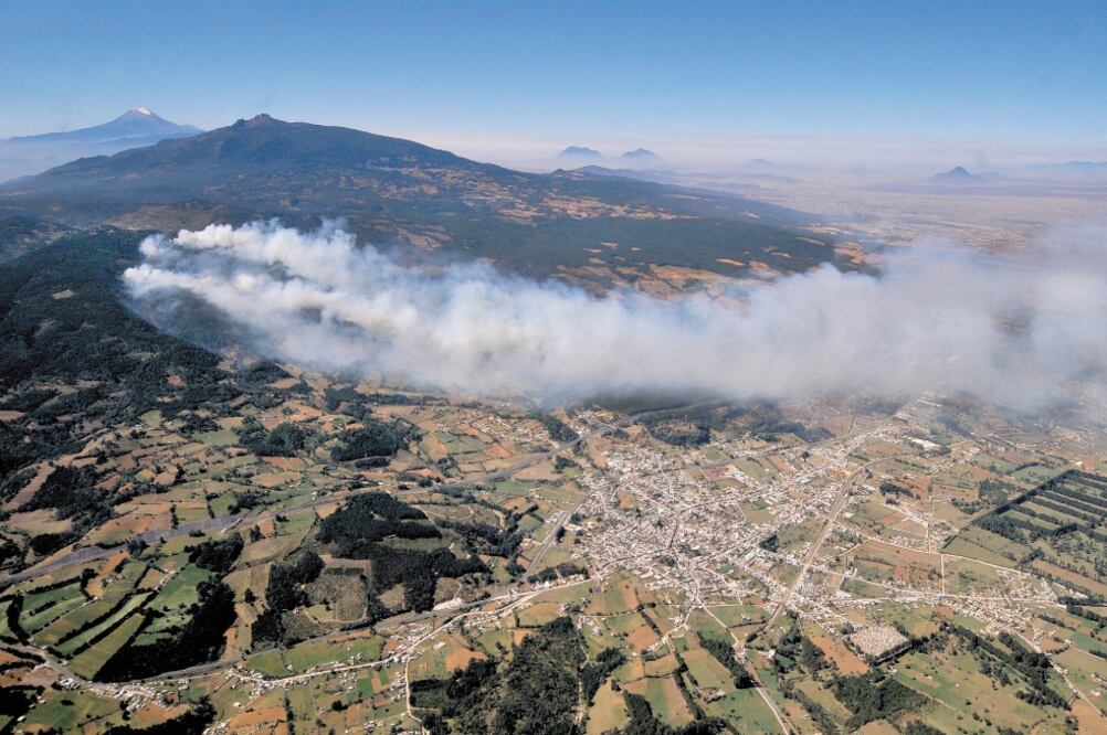 El siniestro en la reserva natural San Juan del Monte y ejido Toxtlacoaya, del municipio de Las Vigas, se originó por una fogata; es la octava montaña más alta de México. Foto: MIGUEL ÁNGEL CARMONA